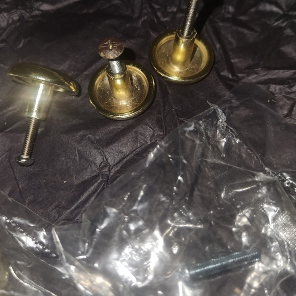 8 drawer knobs - Picture 4 of 7